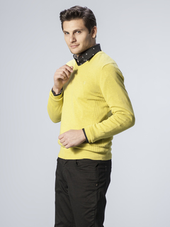Żółty sweter męski