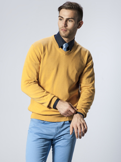 Żółty sweter męski